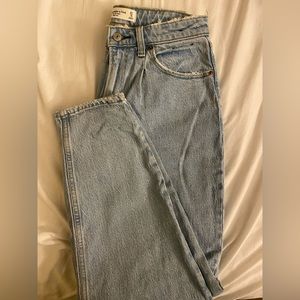 Abercrombie Curve Love - 80’s high rise mom jean in light wash denim - 27/4